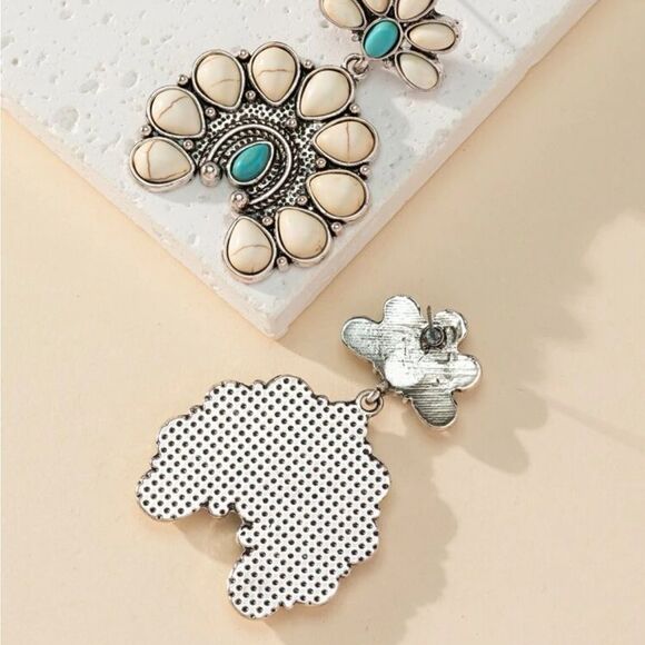Vintage Style Bohemian Turquoise Western Earrings - Picture 3 of 9